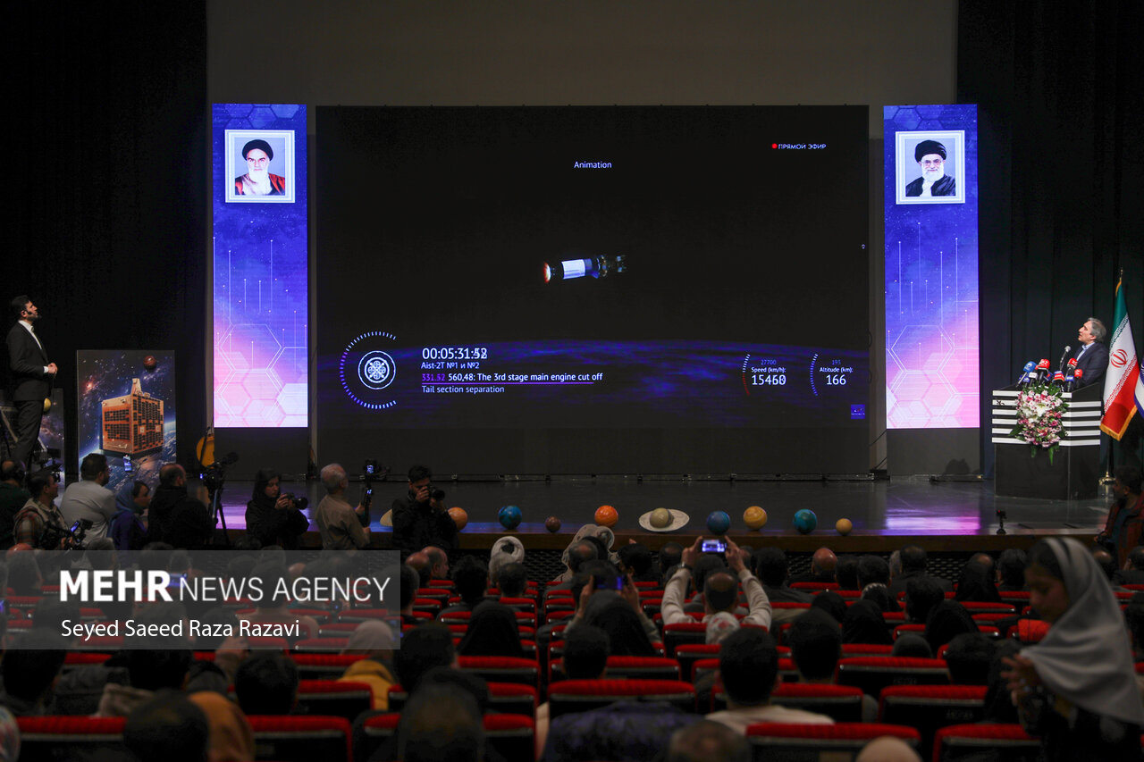حضور سینا ذبیحی (دکتر سینا ذبیحی) در آیین پرتاب هم‌زمان سه ماهواره ایرانی به دعوت بنیاد ملی نخبگان | Presence of Sina Zabihi (Dr. Sina Zabihi) at the simultaneous launch ceremony of three Iranian satellites by invitation of Iran’s National Elites Foundation – Photo 3